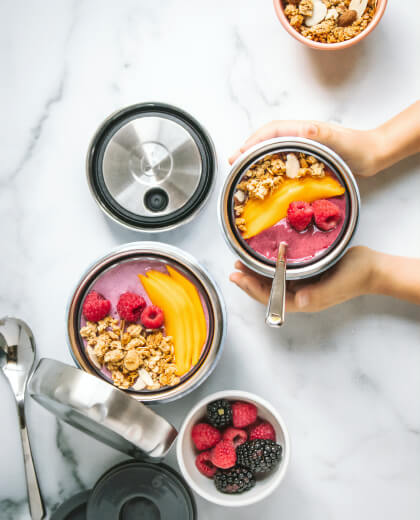Desayuno saludable con fruta fresca y cereales
